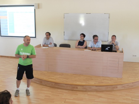 Los padres de los participantes en el IV Campus de Fútbol UCA visitan el Complejo Deportivo de Puerto Real